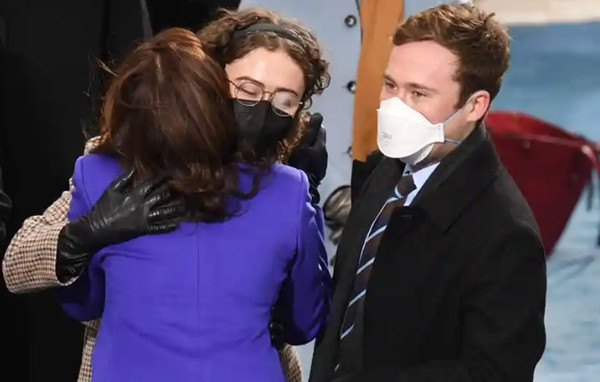 Con gái Phó Tổng thống Mỹ Kamala Harris “gây bão” làng thời trang chỉ sau một lần xuất hiện ảnh 4