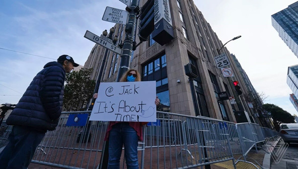 Bất ngờ với số người ủng hộ Tổng thống Trump đến trụ sở Twitter để phản đối khóa tài khoản ảnh 4