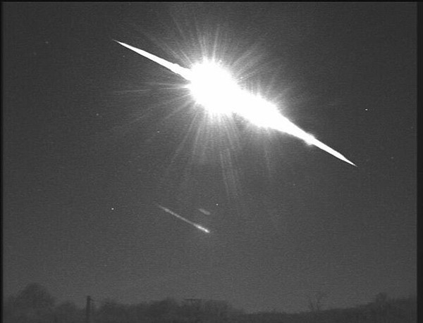 Một mảnh tiểu hành tinh vừa văng xuống Trái Đất, trước đó có hình ảnh kỳ bí trên bầu trời ảnh 4