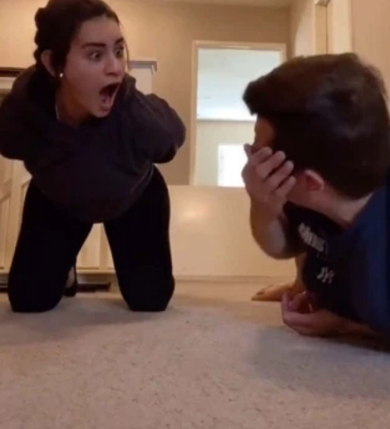 Thử thách thăng bằng trên TikTok: Con gái làm ngon ơ nhưng con trai bó tay chịu thua, bạn thì sao? ảnh 2