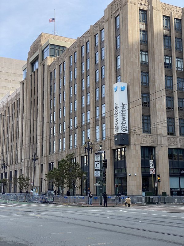 Bất ngờ với số người ủng hộ Tổng thống Trump đến trụ sở Twitter để phản đối khóa tài khoản ảnh 5