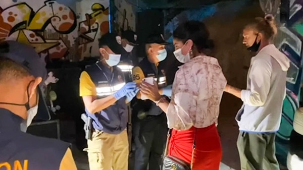 Du khách ở Thái bị bắt vì tụ tập ăn tiệc trong đại dịch, về đồn cảnh sát lại… ăn tiệc tiếp ảnh 1