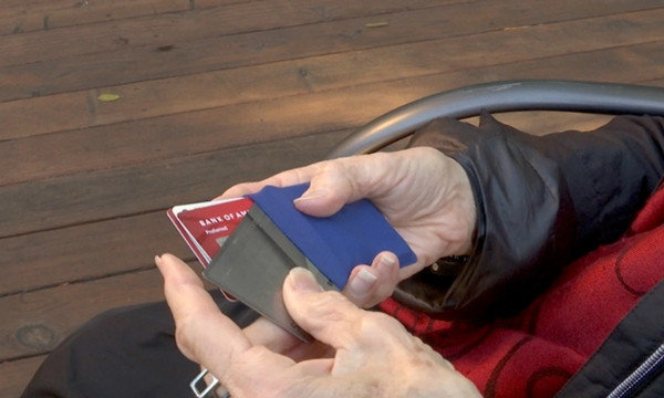 Chú chó được chủ làm cho chiếc “mũ bảo hiểm” kỳ lạ, nhưng ai cũng xúc động khi biết lý do ảnh 7 Chú chó được chủ làm cho chiếc “mũ bảo hiểm” kỳ lạ, nhưng ai cũng xúc động khi biết lý do ảnh 7