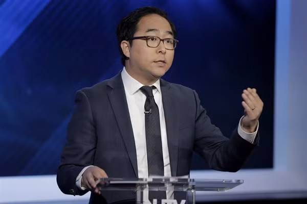 Sau hỗn loạn ở Điện Capitol, cư dân mạng xúc động trước hình ảnh nghị sĩ cúi người dọn dẹp ảnh 4