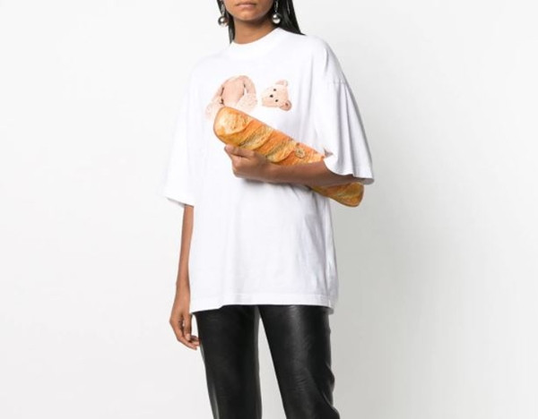 Đồ hiệu giá cao ngất ngưởng mà trông như cục phô-mai và dây điện thoại, các nhà thiết kế hết ý tưởng rồi sao? ảnh 2