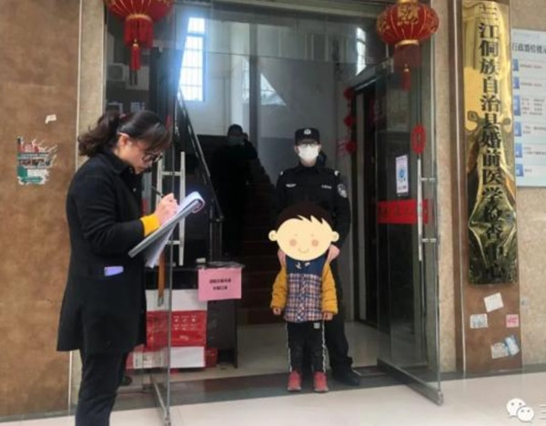 Làm xong thủ tục ly hôn, bố mẹ bỏ mặc con trai 5 tuổi giữa đường, mỗi người đi một hướng ảnh 1