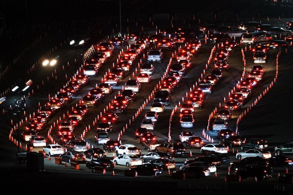 Những người lái xe xếp hàng dài để được xét nghiệm COVID-19 ở Los Angeles. Ảnh: Ringo H.W. Chiu/ AP. Mỗi phút có thêm 10 người nhiễm virus: Điều gì khiến Los Angeles trở thành “điểm nóng kinh hoàng” như vậy? ảnh 2