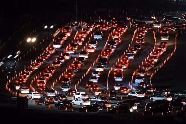 Mỗi phút có thêm 10 người nhiễm virus: Điều gì khiến Los Angeles trở thành “điểm nóng kinh hoàng” như vậy? ảnh 2