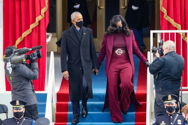 Ông Barack và bà Michelle Obama. Ảnh: Rob Carr/ Getty Images. Trang phục tím tràn ngập trong Lễ Nhậm Chức của Joe Biden - Kamala Harris, tại sao vậy? ảnh 3