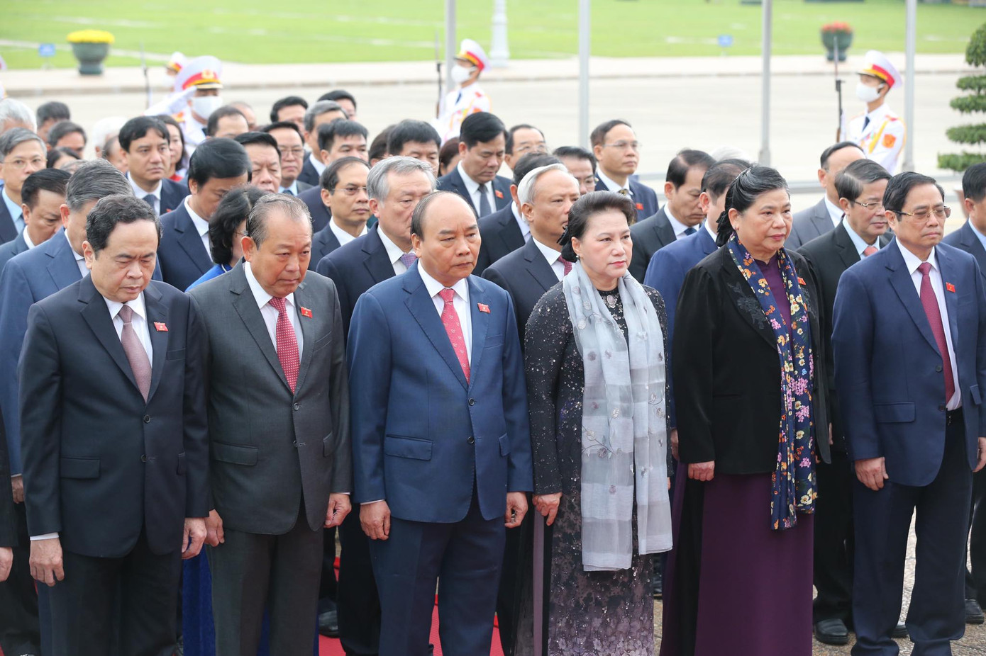 Lãnh đạo Đảng, Nhà nước và các đại biểu Quốc hội vào Lăng viếng Chủ tịch Hồ Chí Minh ảnh 4
