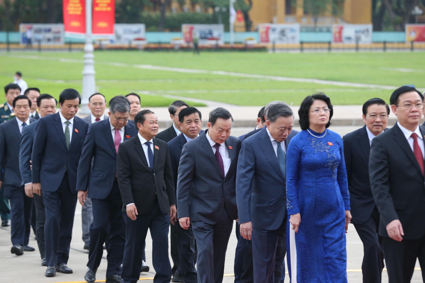 Lãnh đạo Đảng, Nhà nước và các đại biểu Quốc hội vào Lăng viếng Chủ tịch Hồ Chí Minh ảnh 3