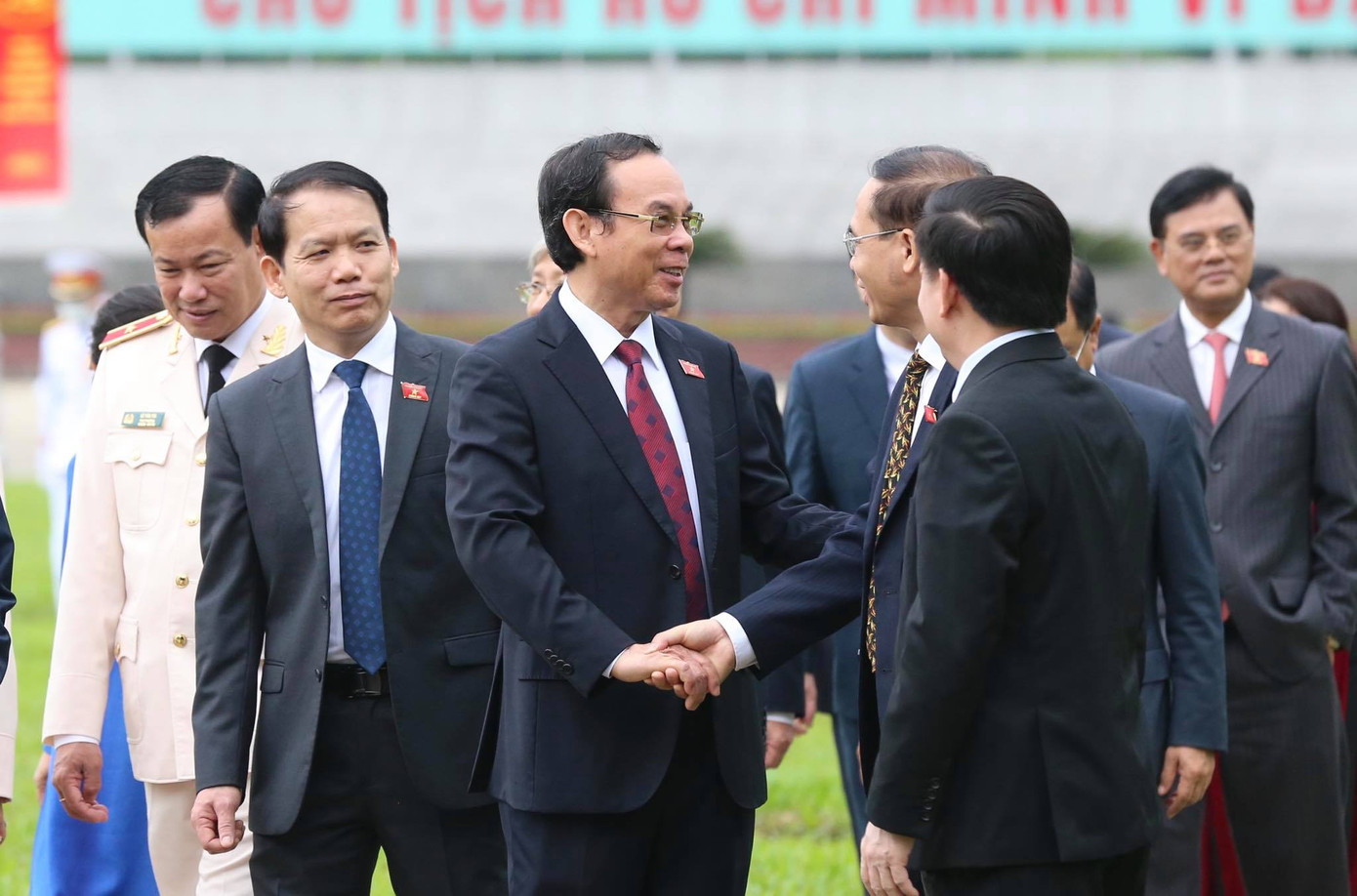 Lãnh đạo Đảng, Nhà nước và các đại biểu Quốc hội vào Lăng viếng Chủ tịch Hồ Chí Minh ảnh 6