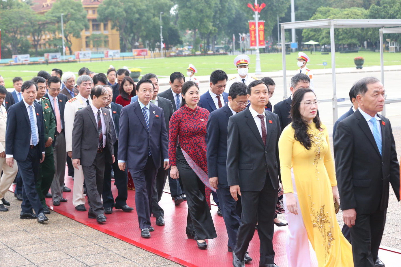 Lãnh đạo Đảng, Nhà nước và các đại biểu Quốc hội vào Lăng viếng Chủ tịch Hồ Chí Minh ảnh 2