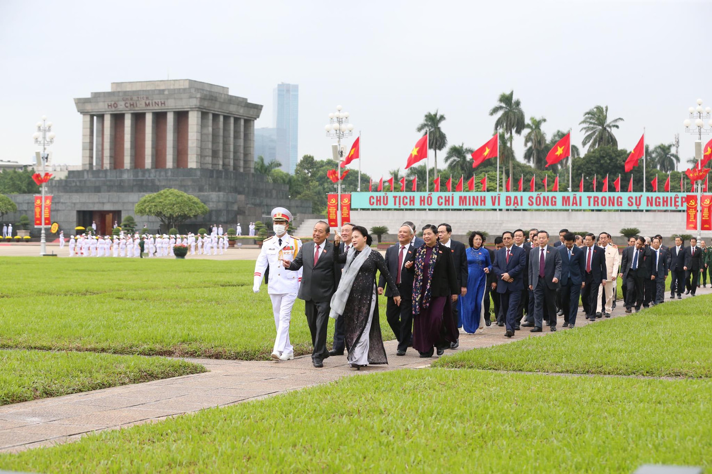 Lãnh đạo Đảng, Nhà nước và các đại biểu Quốc hội vào Lăng viếng Chủ tịch Hồ Chí Minh ảnh 5