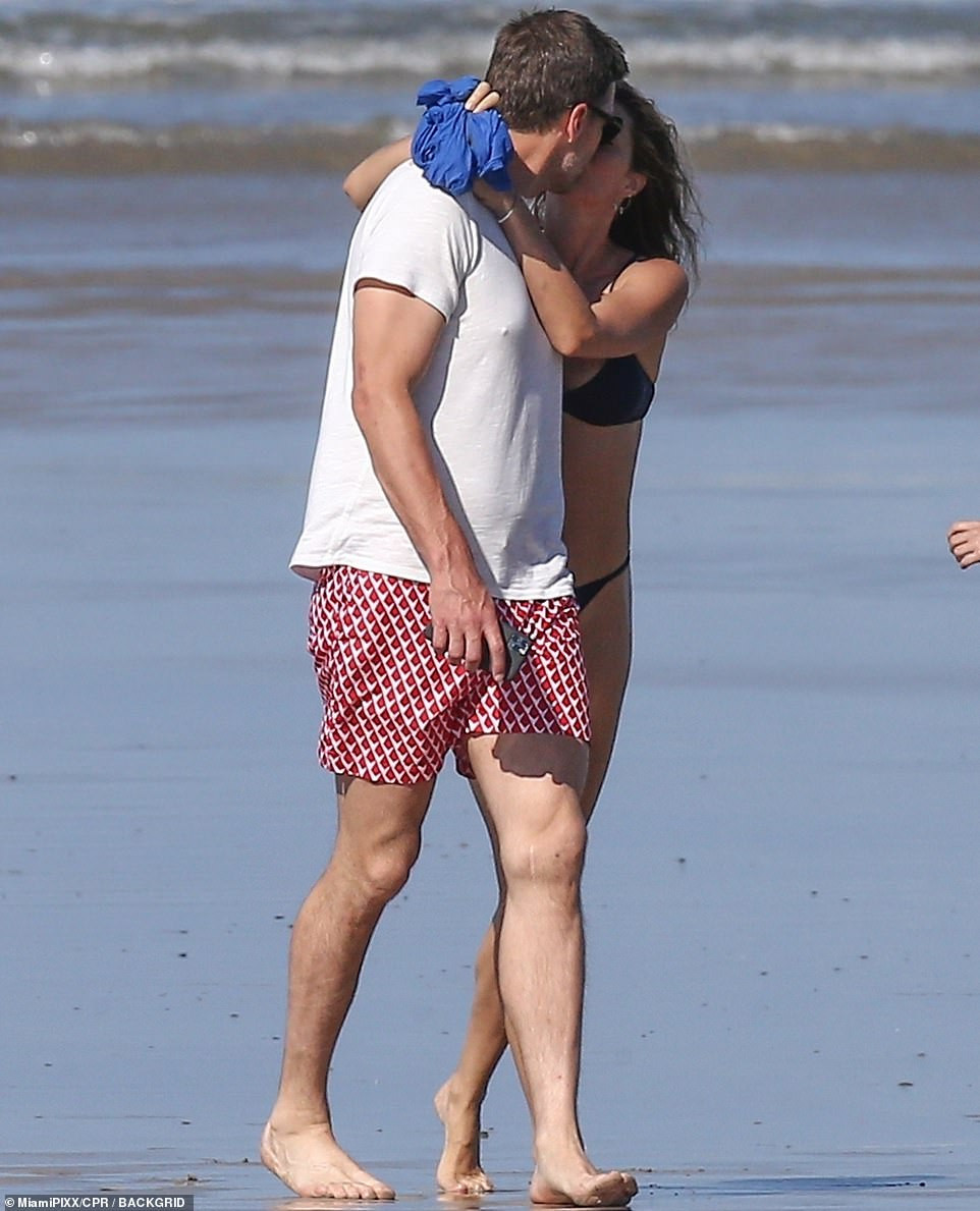 Gisele Bundchen khoe body ‘cực phẩm’, hôn đắm đuối ông xã trên bãi biển ảnh 3