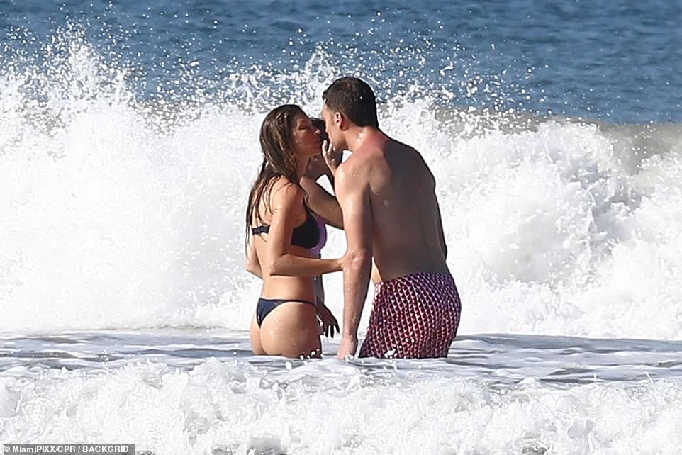 Gisele Bundchen khoe body ‘cực phẩm’, hôn đắm đuối ông xã trên bãi biển ảnh 4