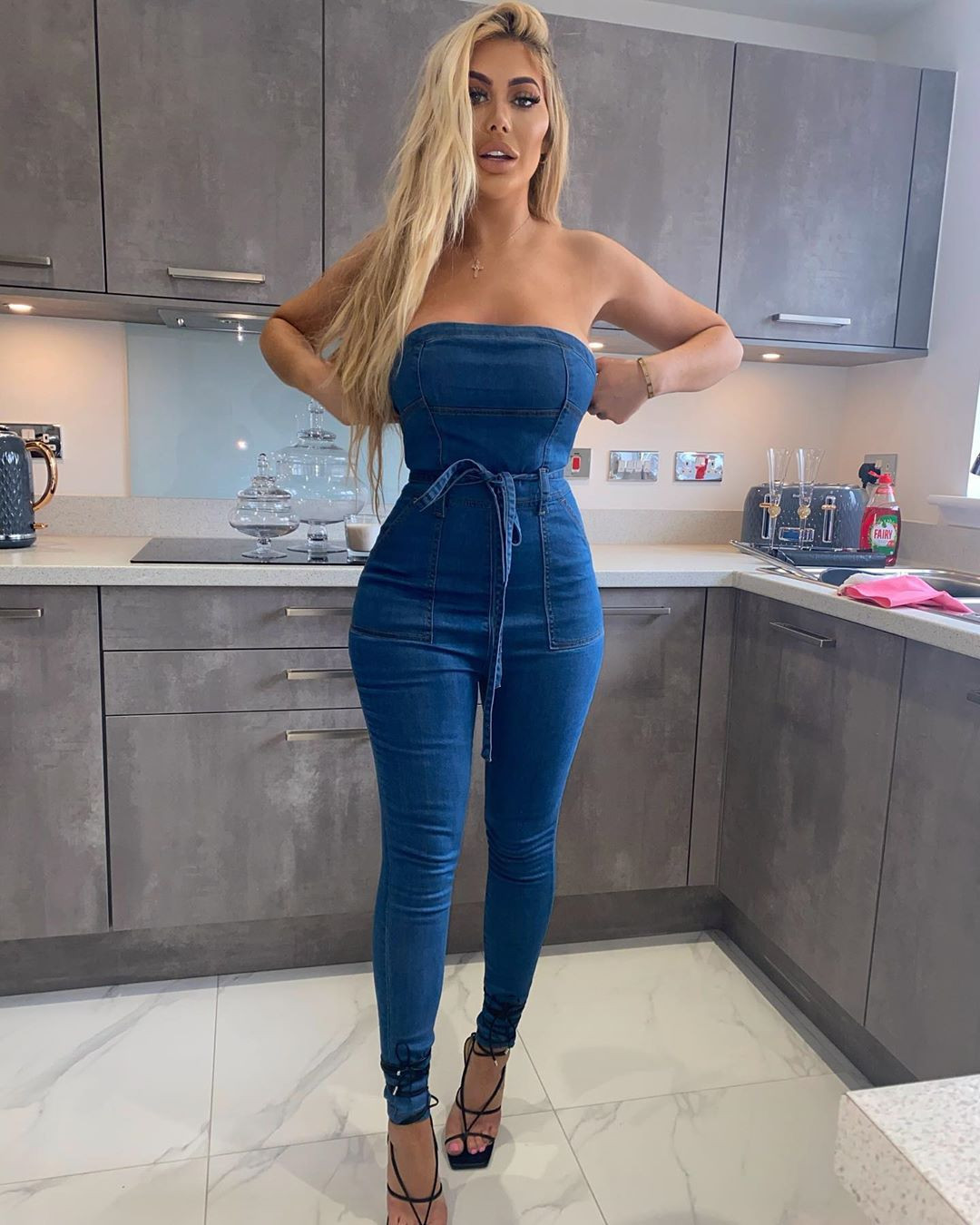 Vòng một bất thường của ‘mỹ nhân dao kéo’ Chloe Ferry ảnh 3