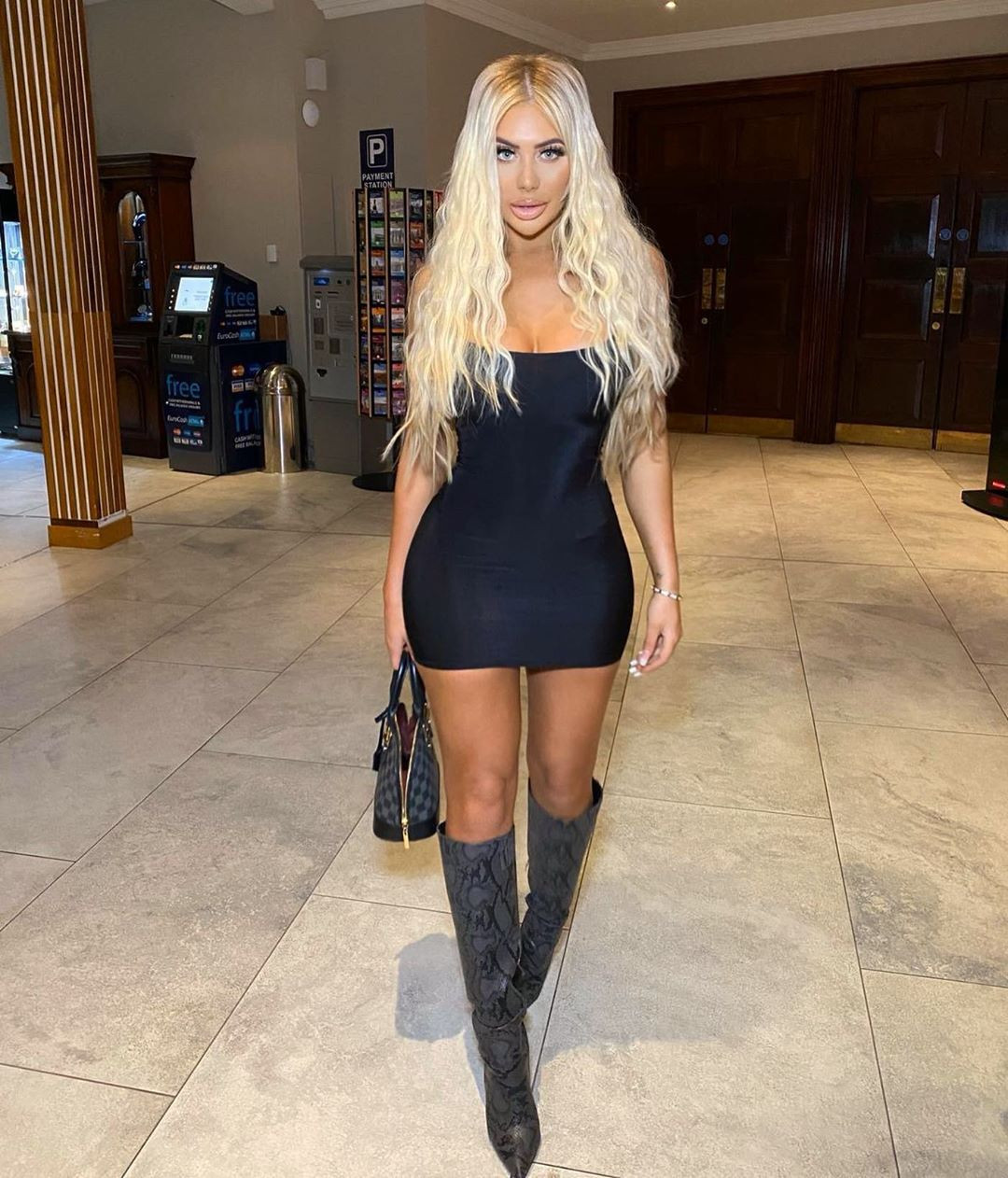 Vòng một bất thường của ‘mỹ nhân dao kéo’ Chloe Ferry ảnh 5