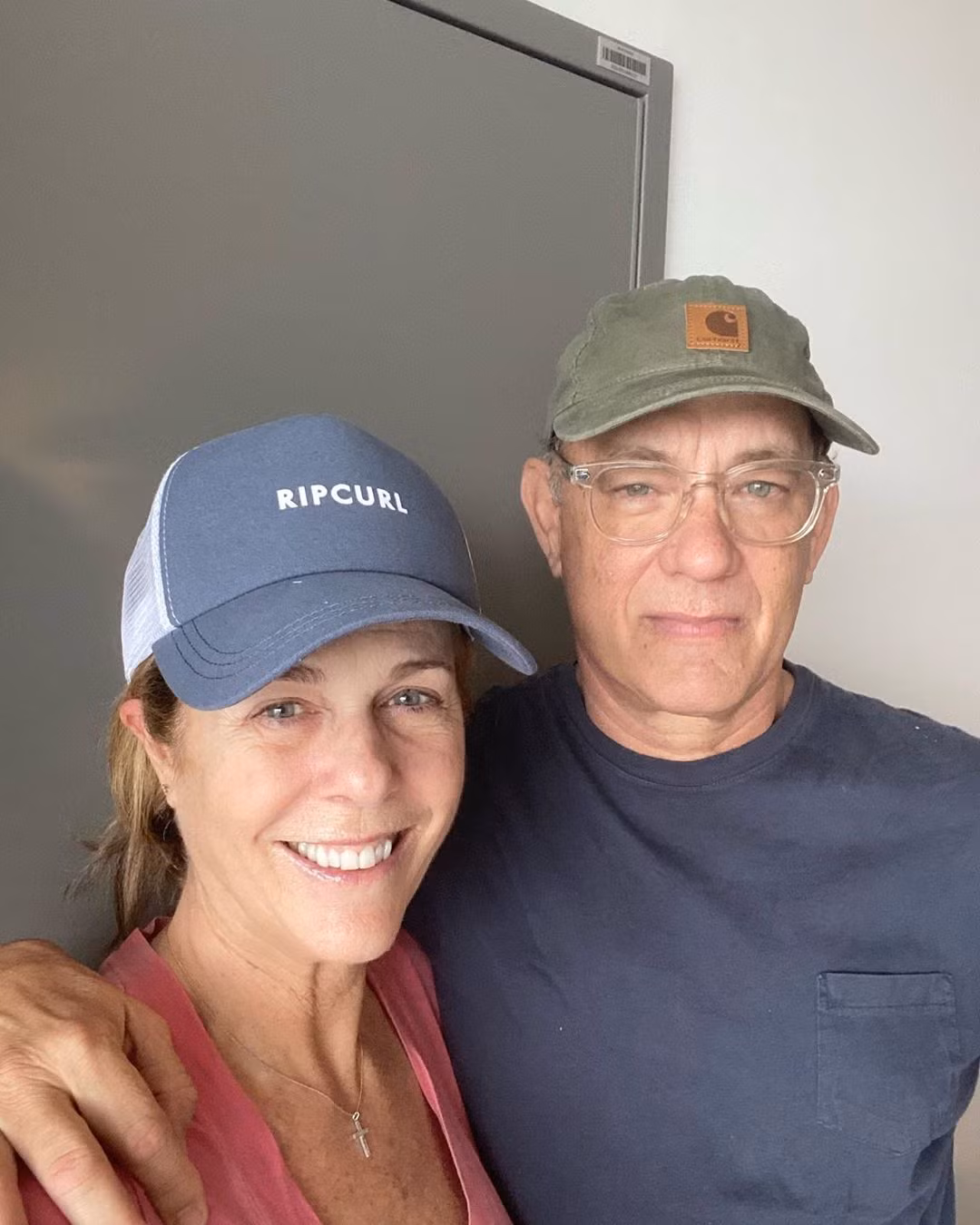 Tom Hanks cập nhật về sức khoẻ sau mắc Covid-19, loạt sao Hollywood động viên ảnh 1