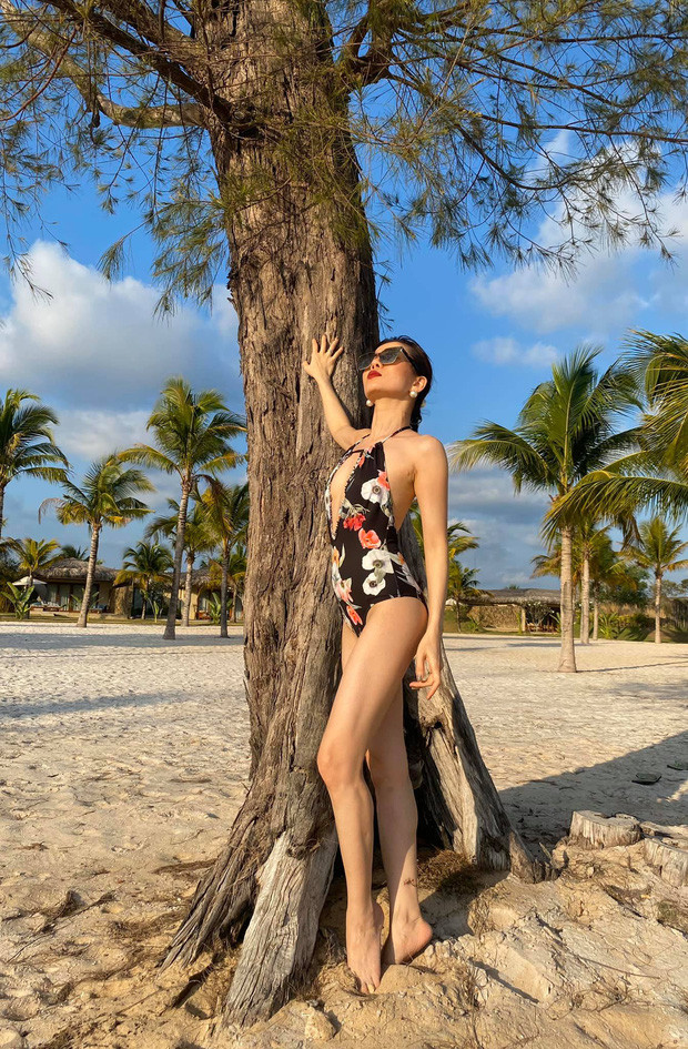 Lệ Quyên khoe body gợi cảm với đồ bơi cắt xẻ táo bạo, phơi nắng chống Covid-19 ảnh 2
