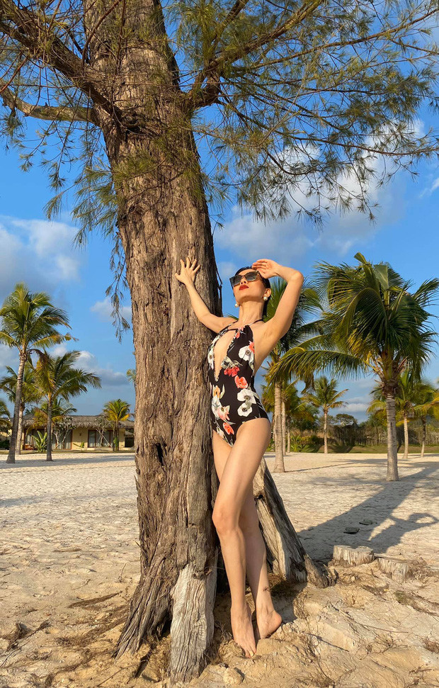 Lệ Quyên khoe body gợi cảm với đồ bơi cắt xẻ táo bạo, phơi nắng chống Covid-19 ảnh 1