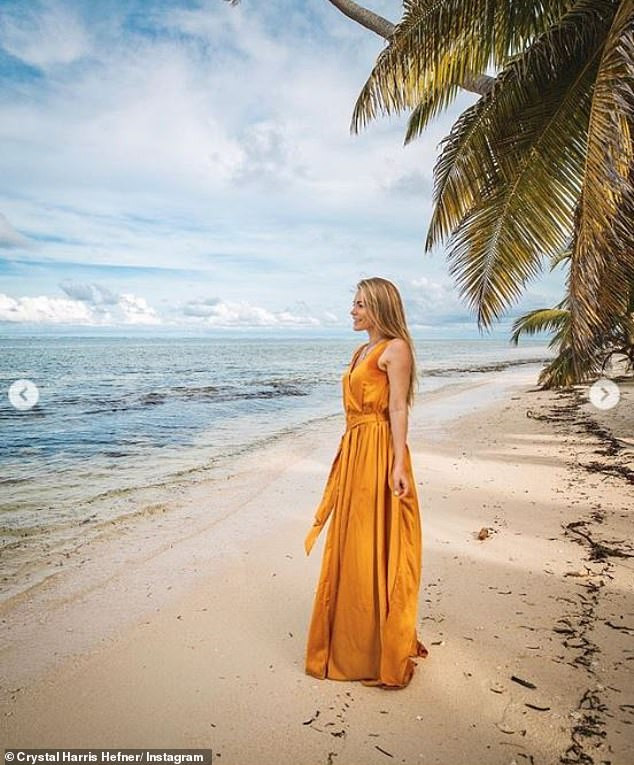 Vợ trẻ kém 60 tuổi kể về cuộc sống ‘không tình dục’ với trùm Playboy quá cố ảnh 3