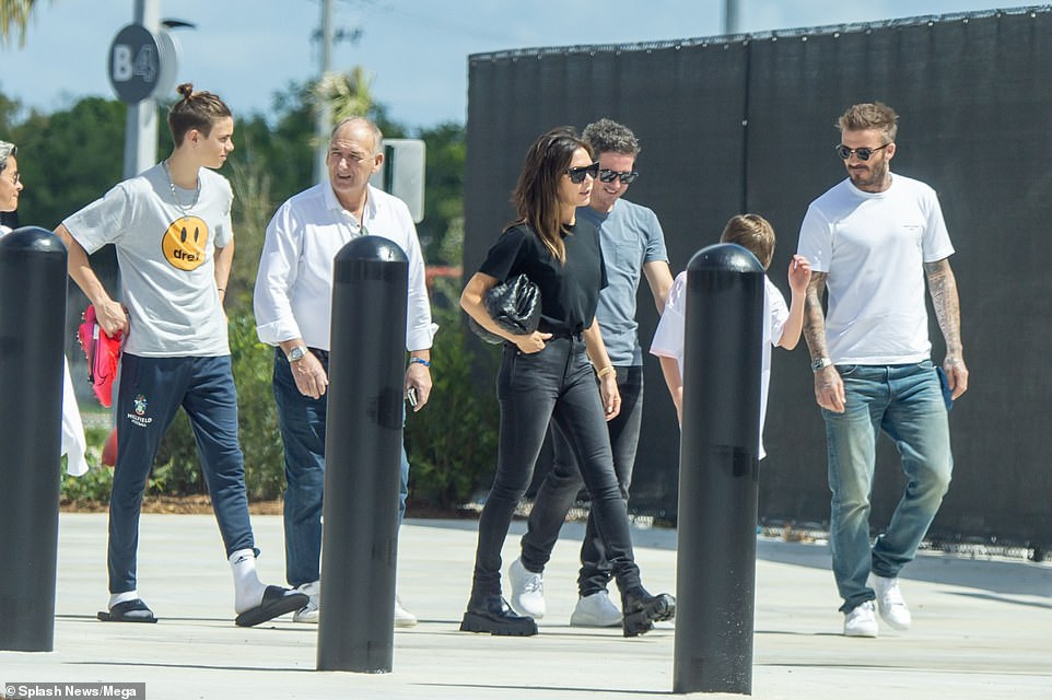 Vợ chồng Beckham dẫn con đi đá bóng giữa mùa dịch, ôm hôn đắm đuối ảnh 13