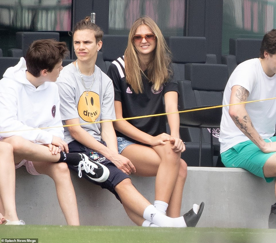 Vợ chồng Beckham dẫn con đi đá bóng giữa mùa dịch, ôm hôn đắm đuối ảnh 11