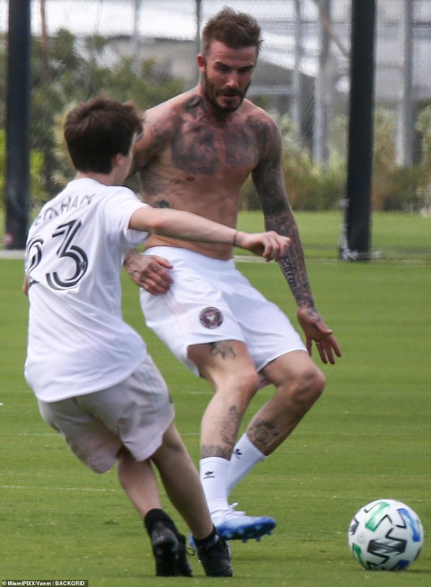 Vợ chồng Beckham dẫn con đi đá bóng giữa mùa dịch, ôm hôn đắm đuối ảnh 15