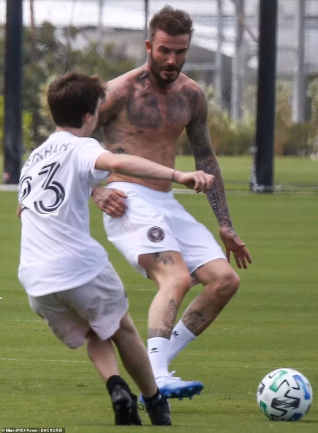 Vợ chồng Beckham dẫn con đi đá bóng giữa mùa dịch, ôm hôn đắm đuối ảnh 15