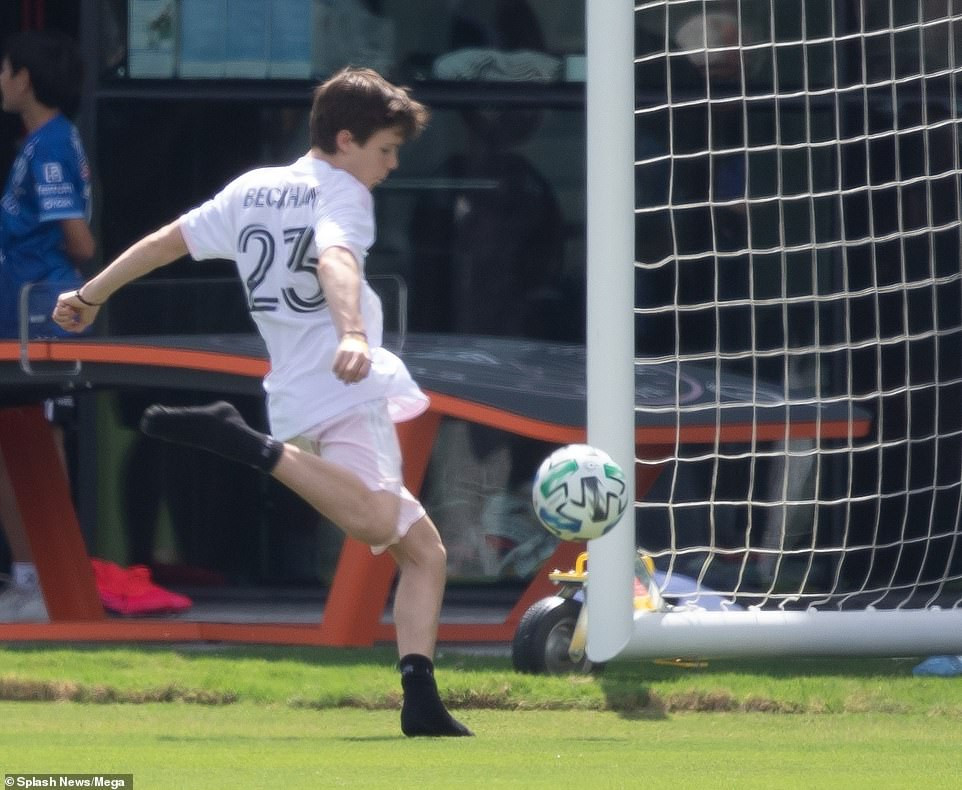 Vợ chồng Beckham dẫn con đi đá bóng giữa mùa dịch, ôm hôn đắm đuối ảnh 14