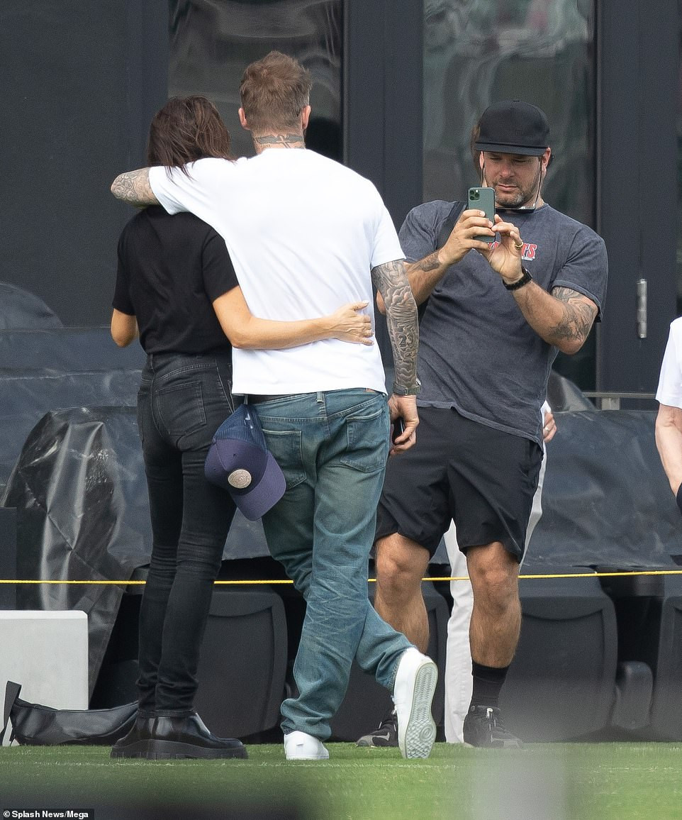 Vợ chồng Beckham dẫn con đi đá bóng giữa mùa dịch, ôm hôn đắm đuối ảnh 4
