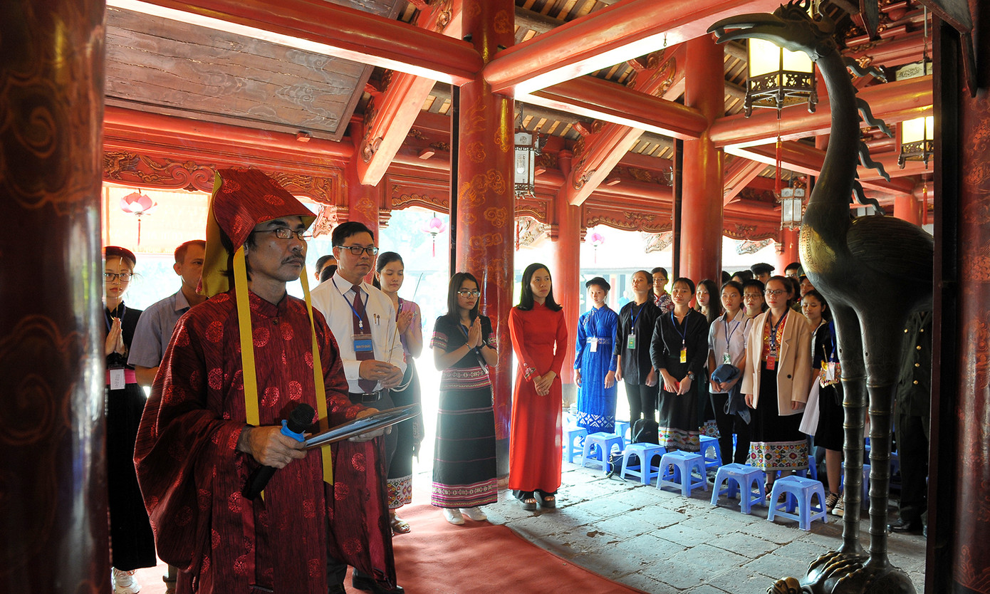 120 gương dân tộc thiểu số dâng hương, ghi sổ vàng Văn Miếu - Quốc Tử Giám ảnh 2