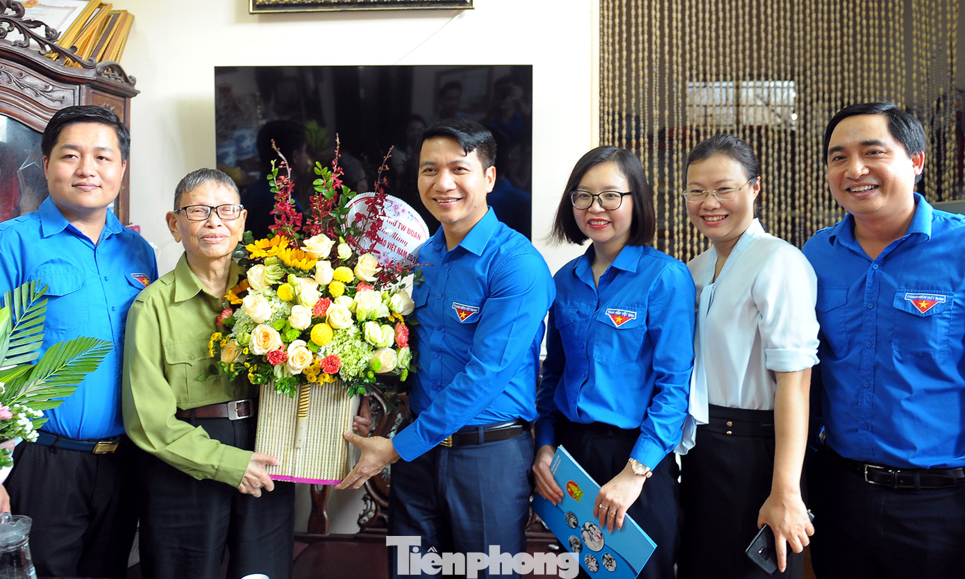 Thăm thầy giáo 'Nghìn việc tốt' ảnh 7