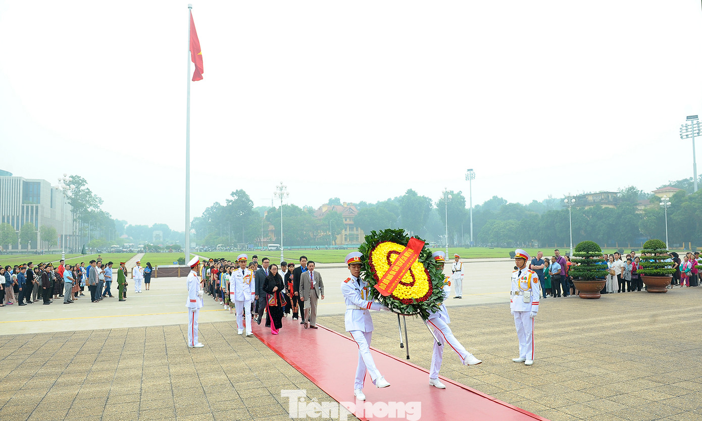 Thanh niên dân tộc thiểu số xuất sắc báo công, viếng lăng Bác ảnh 10