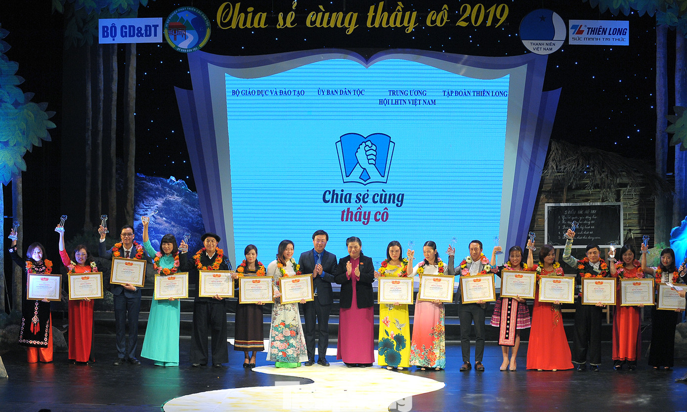 Tuyên dương 63 giáo viên 'gieo chữ trên mây, ươm chữ trên núi' ảnh 8