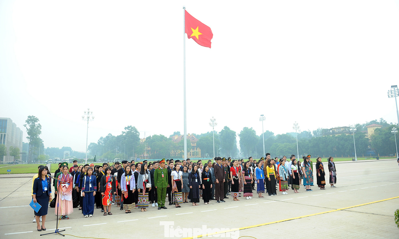 Thanh niên dân tộc thiểu số xuất sắc báo công, viếng lăng Bác ảnh 1