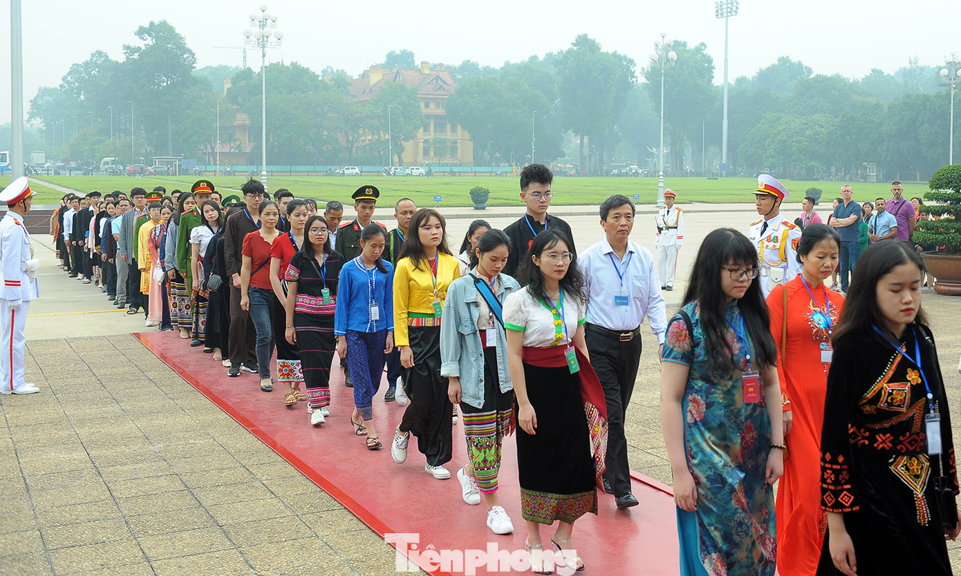 Thanh niên dân tộc thiểu số xuất sắc báo công, viếng lăng Bác ảnh 14