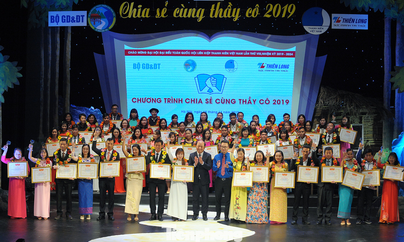 Tuyên dương 63 giáo viên 'gieo chữ trên mây, ươm chữ trên núi' ảnh 11