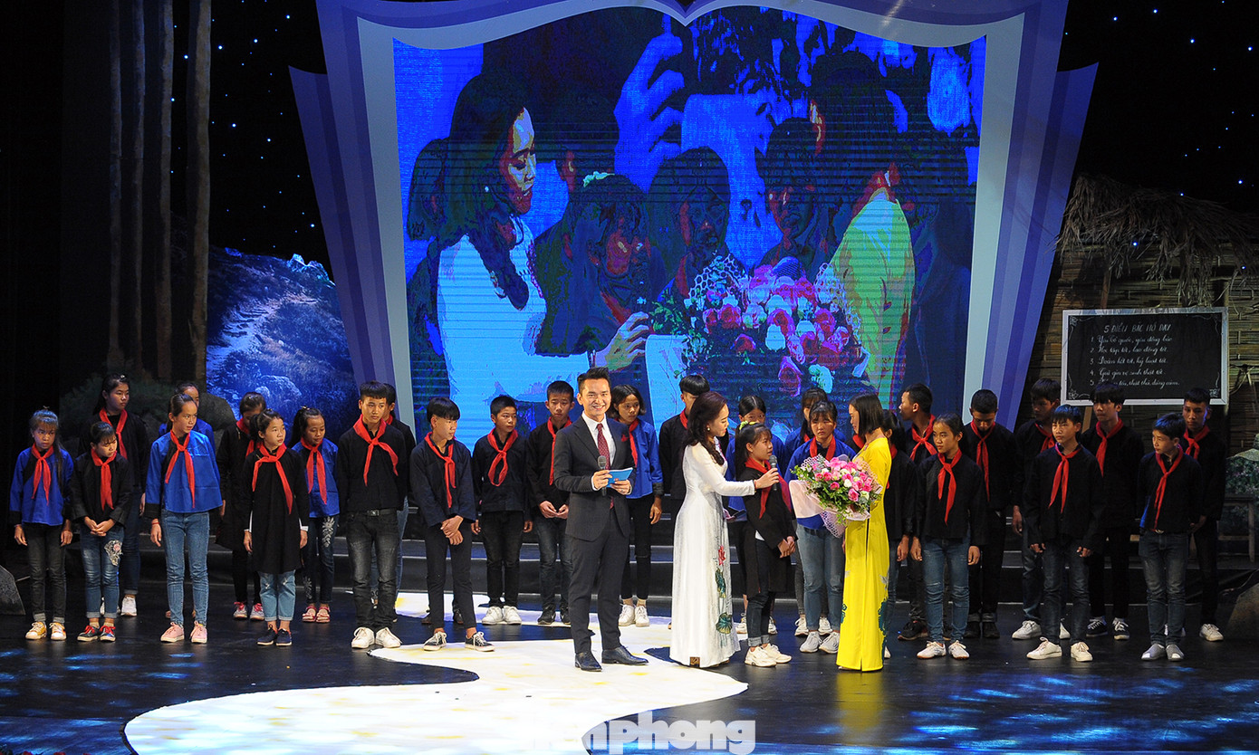 Tuyên dương 63 giáo viên 'gieo chữ trên mây, ươm chữ trên núi' ảnh 6