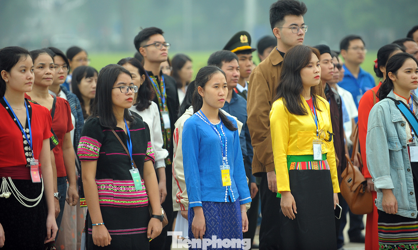 Thanh niên dân tộc thiểu số xuất sắc báo công, viếng lăng Bác ảnh 5