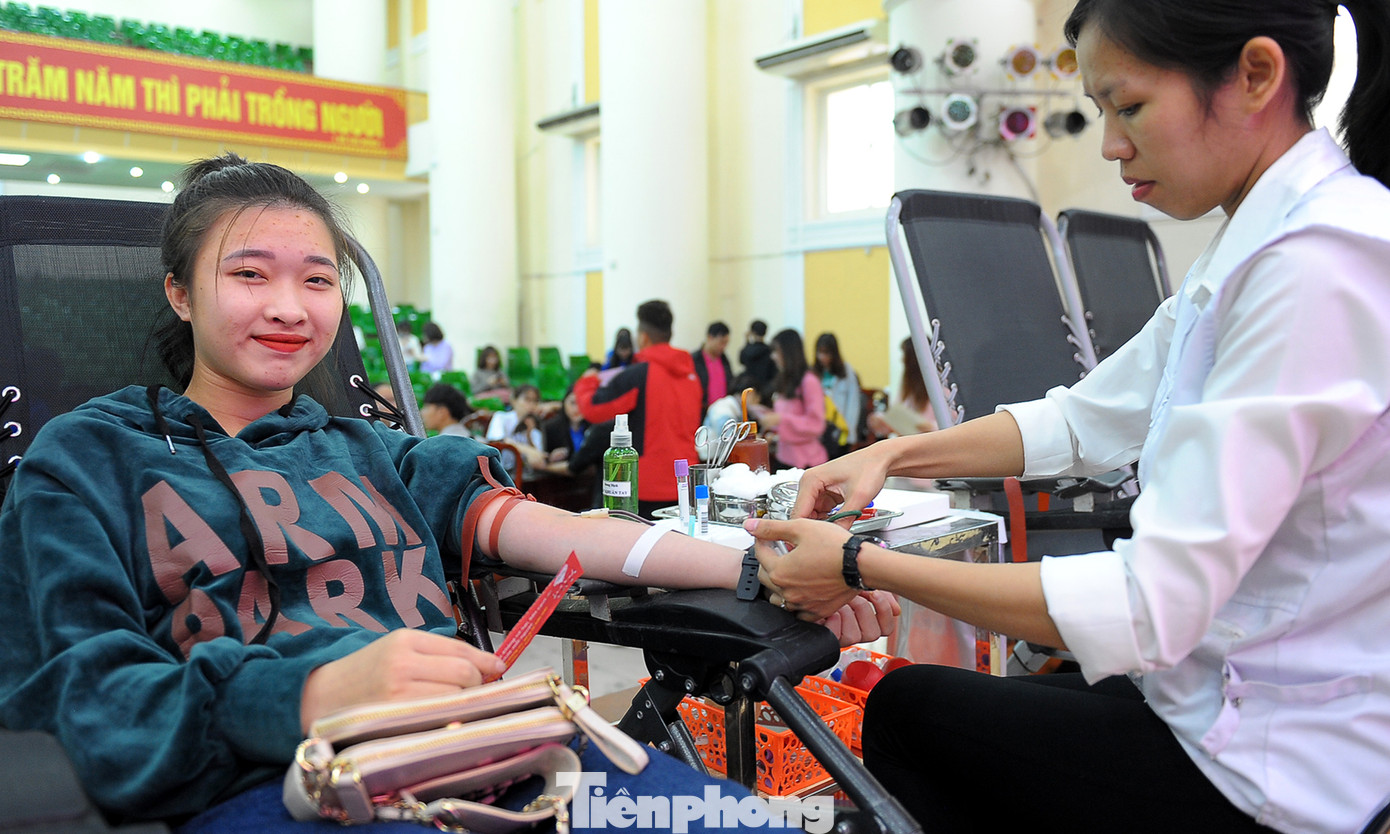 Sinh viên Kinh doanh Công nghệ tưng bừng hiến máu khởi động Chủ nhật Đỏ 2020 ảnh 9