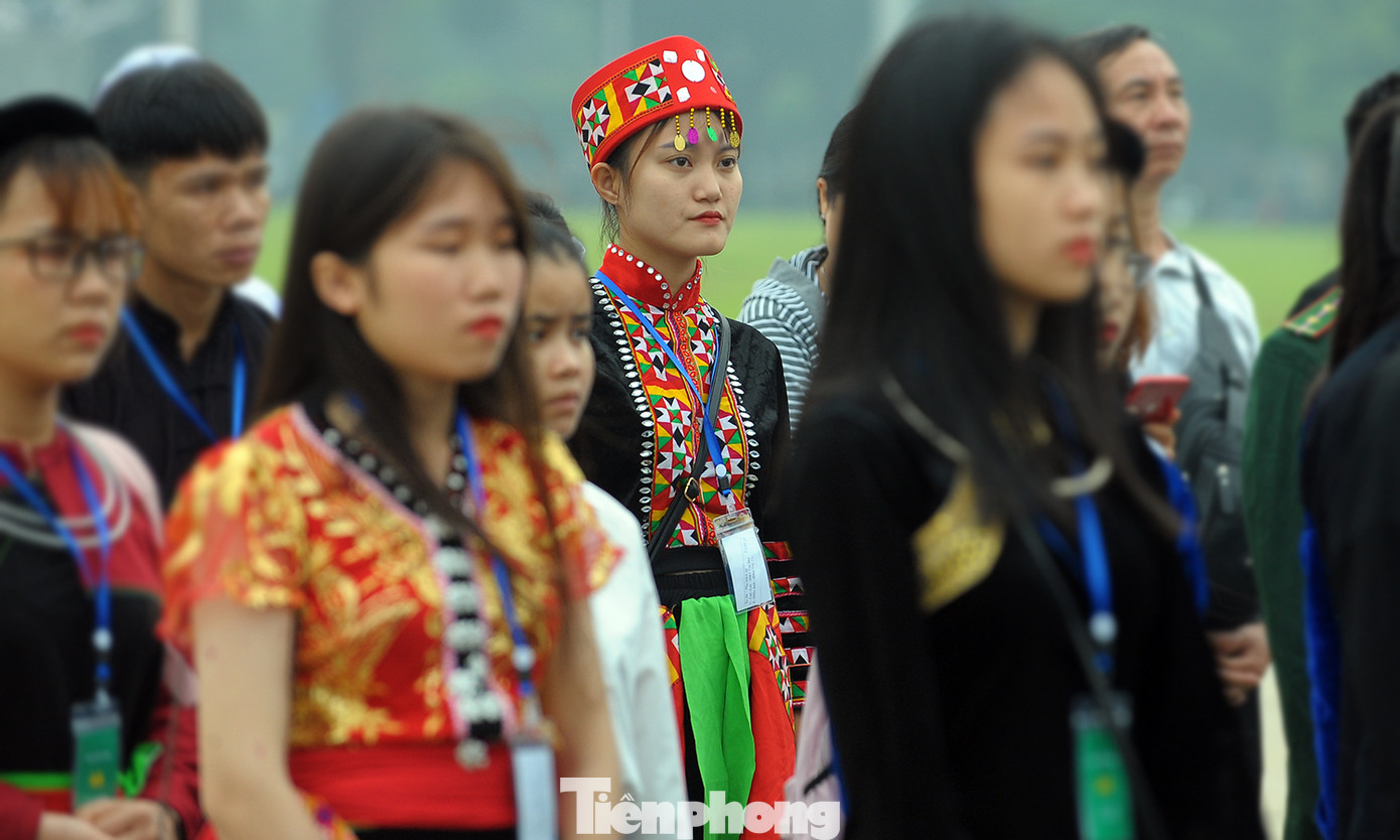 Thanh niên dân tộc thiểu số xuất sắc báo công, viếng lăng Bác ảnh 9