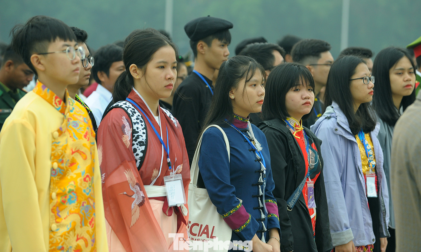 Thanh niên dân tộc thiểu số xuất sắc báo công, viếng lăng Bác ảnh 6