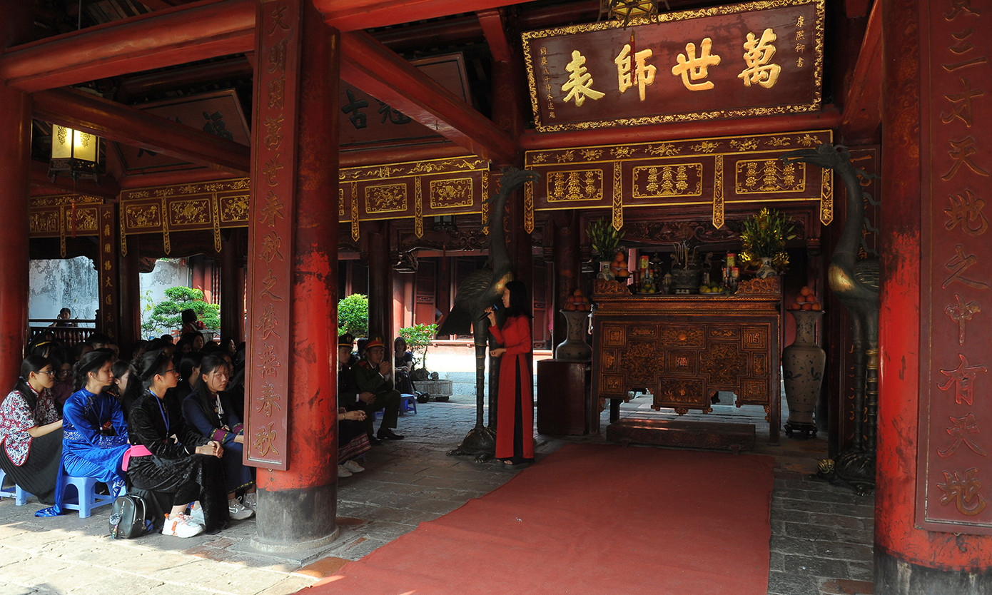 120 gương dân tộc thiểu số dâng hương, ghi sổ vàng Văn Miếu - Quốc Tử Giám ảnh 1