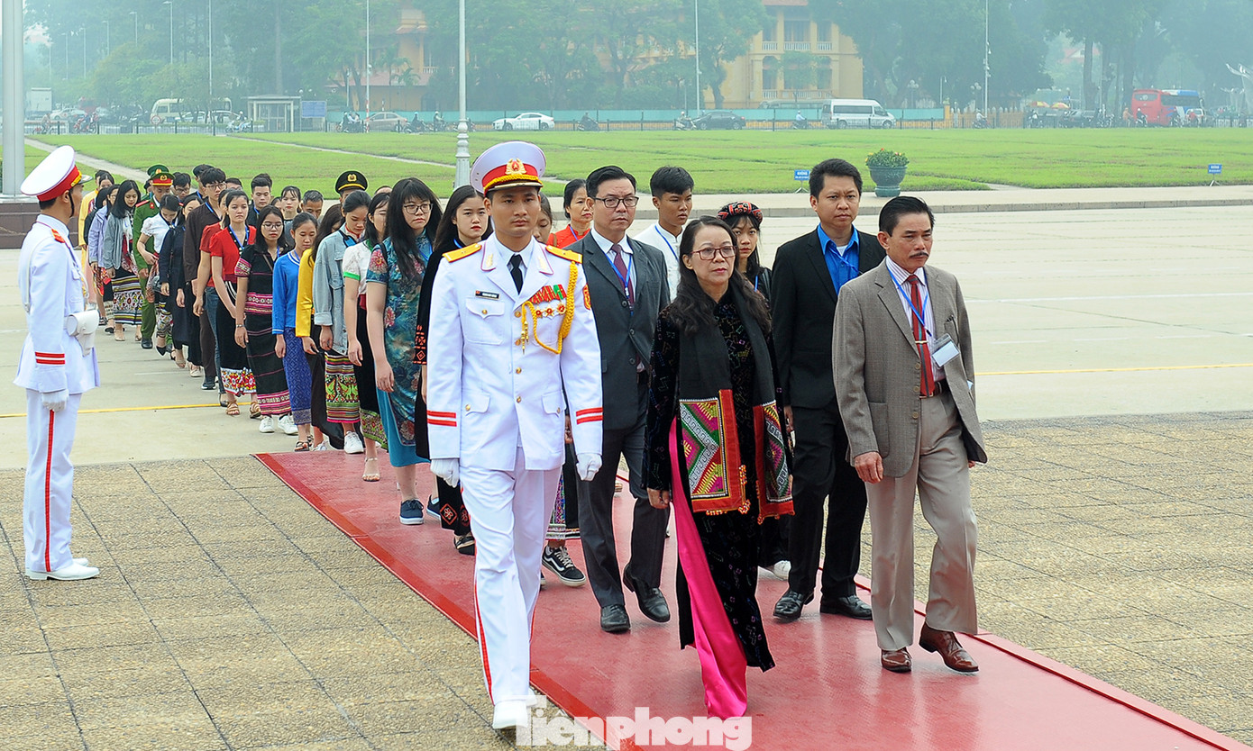 Thanh niên dân tộc thiểu số xuất sắc báo công, viếng lăng Bác ảnh 11