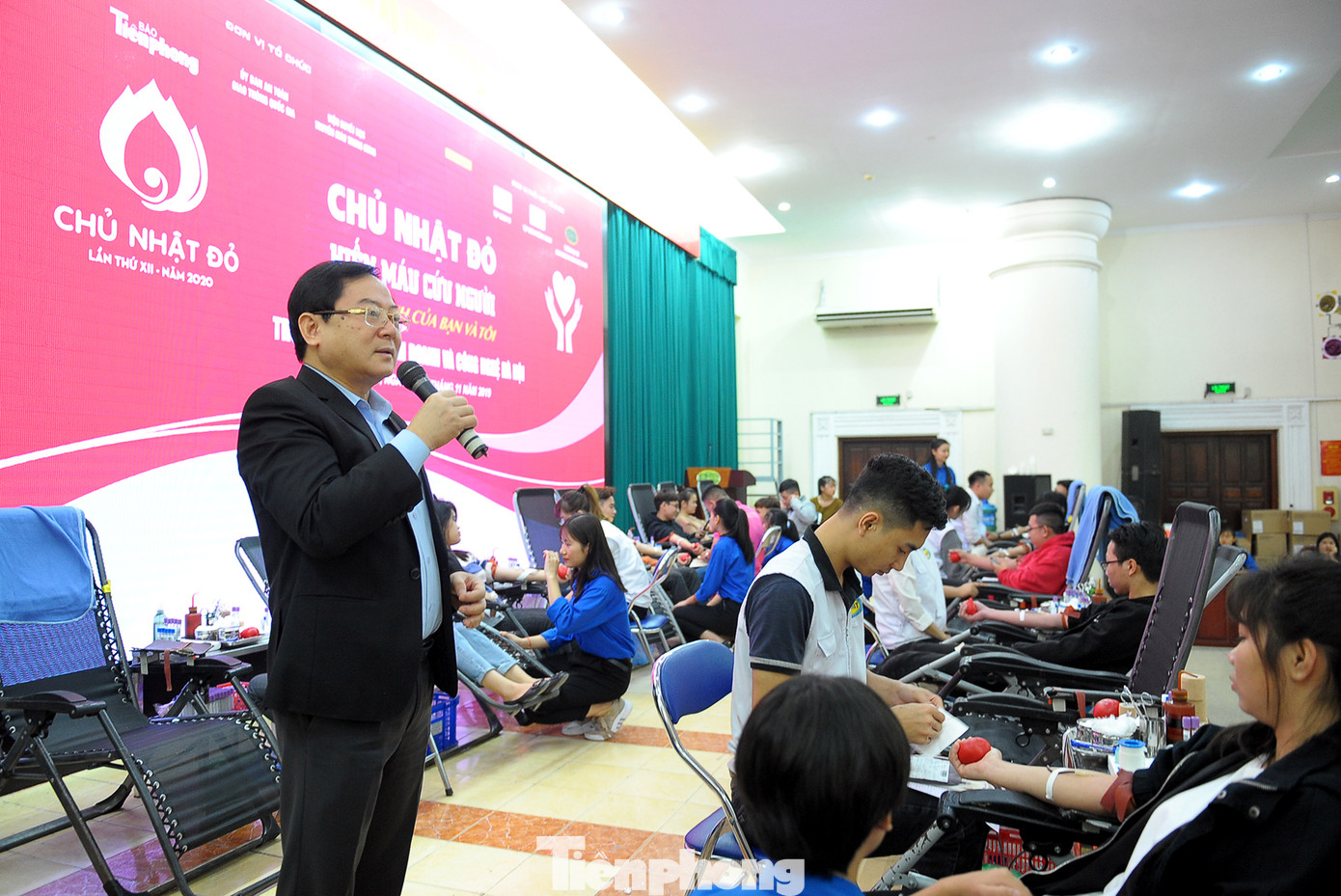 Sinh viên Kinh doanh Công nghệ tưng bừng hiến máu khởi động Chủ nhật Đỏ 2020 ảnh 4