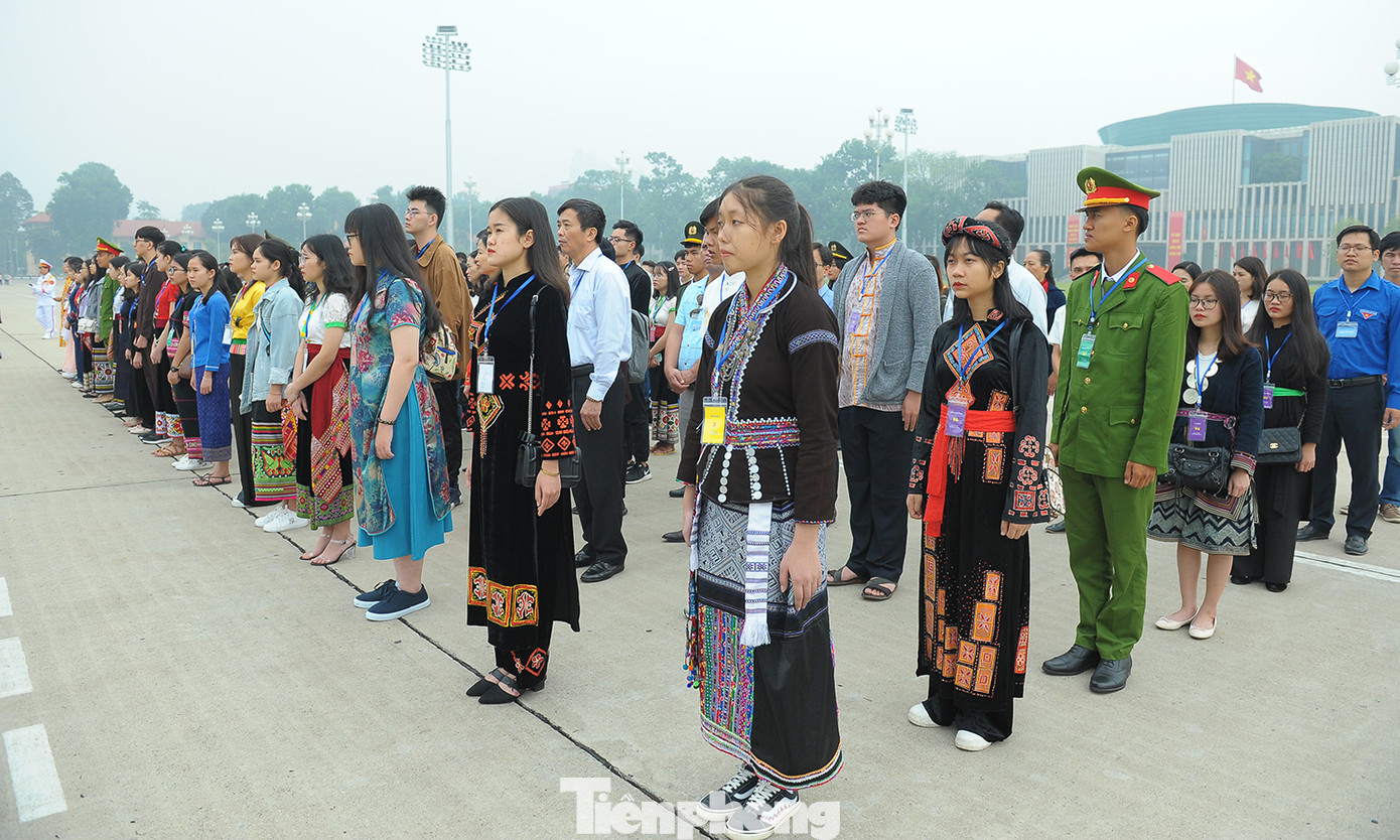 Thanh niên dân tộc thiểu số xuất sắc báo công, viếng lăng Bác ảnh 3