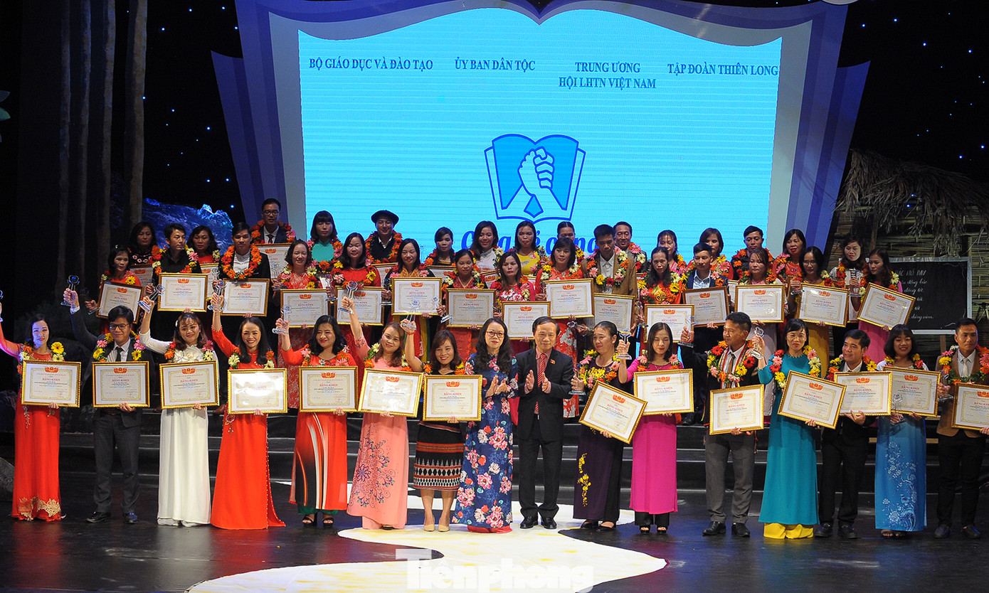 Tuyên dương 63 giáo viên 'gieo chữ trên mây, ươm chữ trên núi' ảnh 10