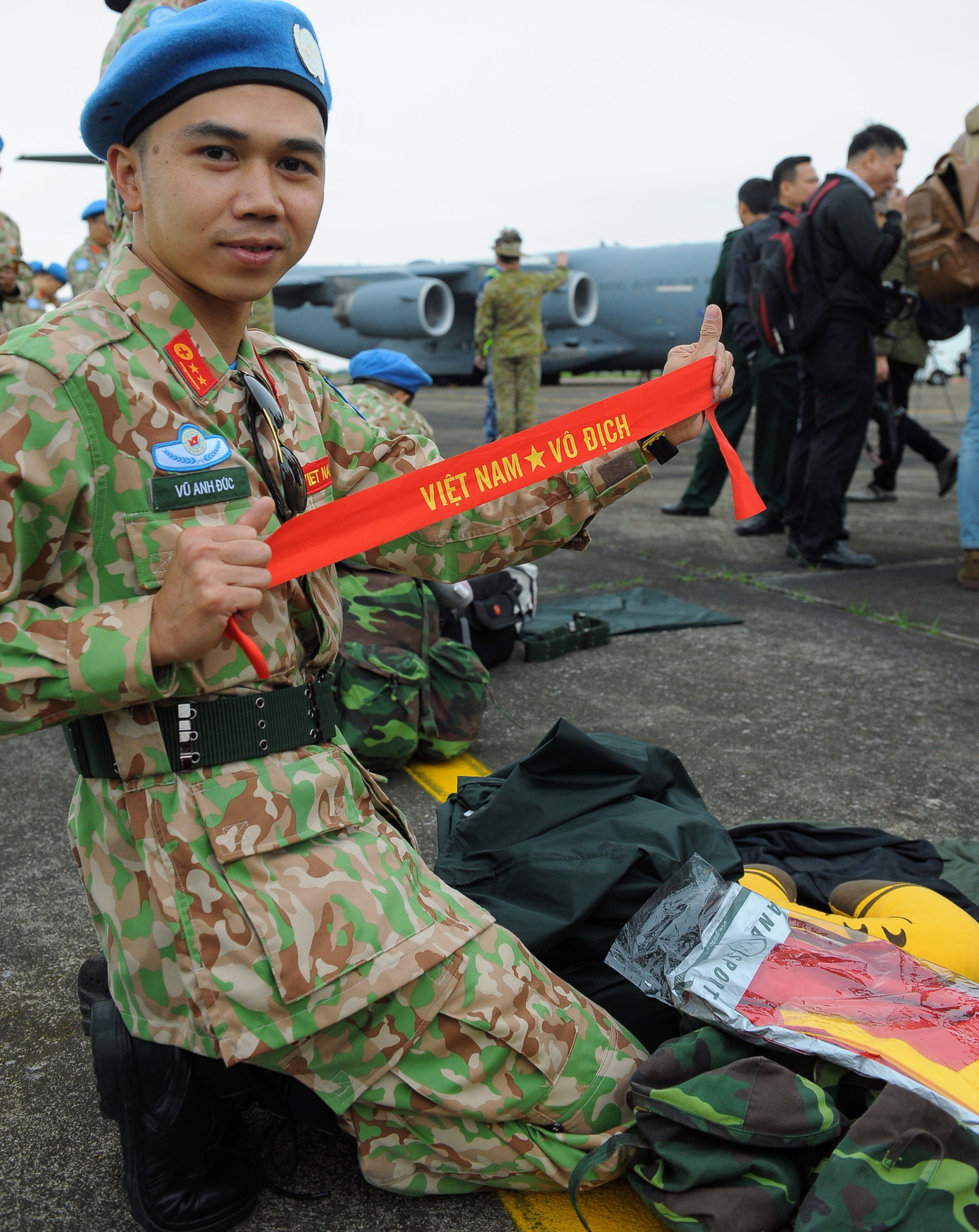 Bác sĩ bệnh viện dã chiến cấp 2.2 cổ vũ tuyển Việt Nam ảnh 1